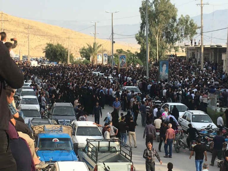 حضور  شعبي كثيف في جنازات قتلى احتجاجات كازرون احتجاجات شعبية في إيران - أرشيفية