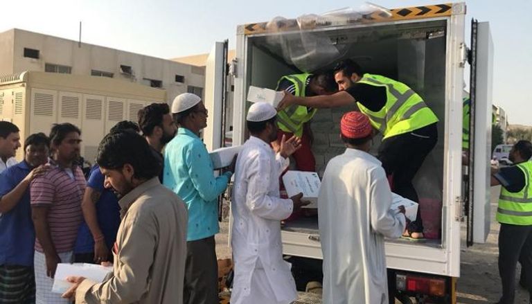 شرطة دبي توزع 4 آلاف وجبة على العمال