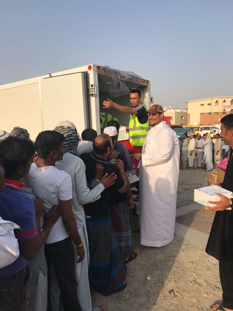 شرطة دبي توزع 4 آلاف وجبة على العمال