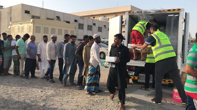 شرطة دبي توزع 4 آلاف وجبة على العمال