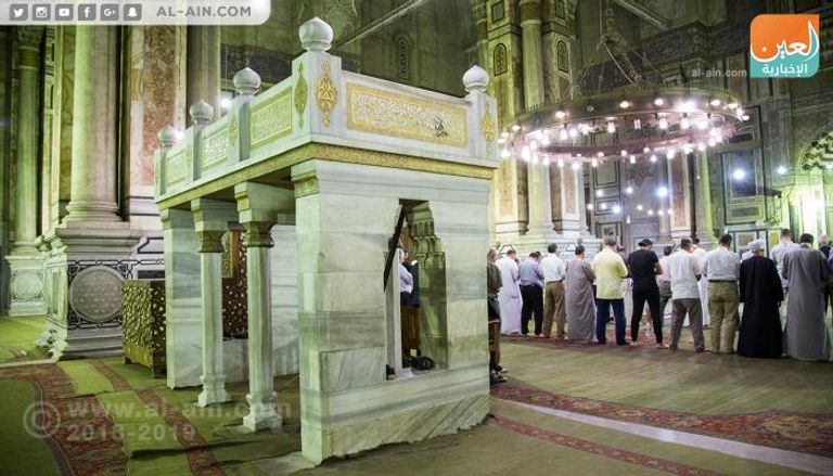 المصريون يحرصون على أداء صلاة التراويح في مسجد الرفاعي 