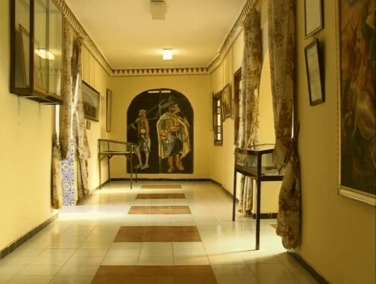 من داخل المتحف قلب مدينة مليانة الجزائرية