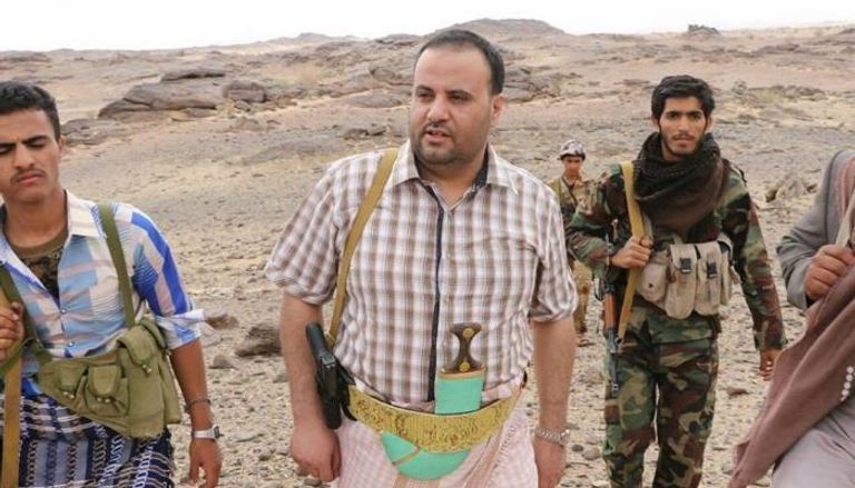 الإرهابي صالح الصماد وسط مسلحين من مليشيا الحوثي