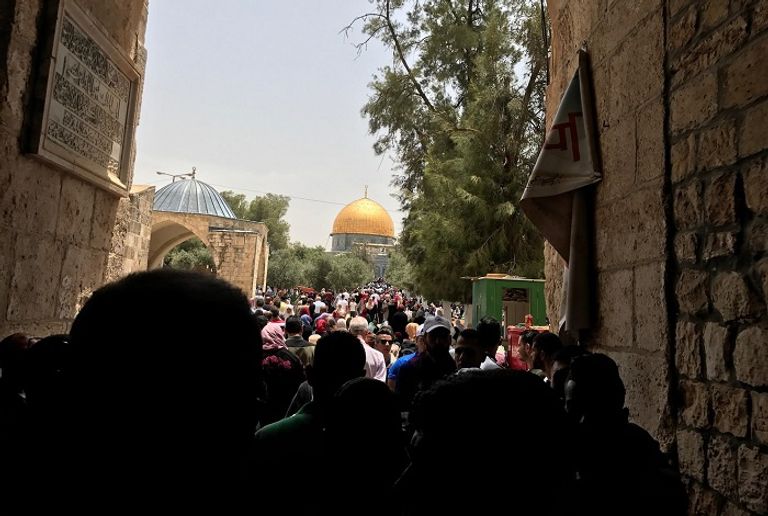 الآلاف يزحفون إلى الأقصى لأداء صلاة الجمعة