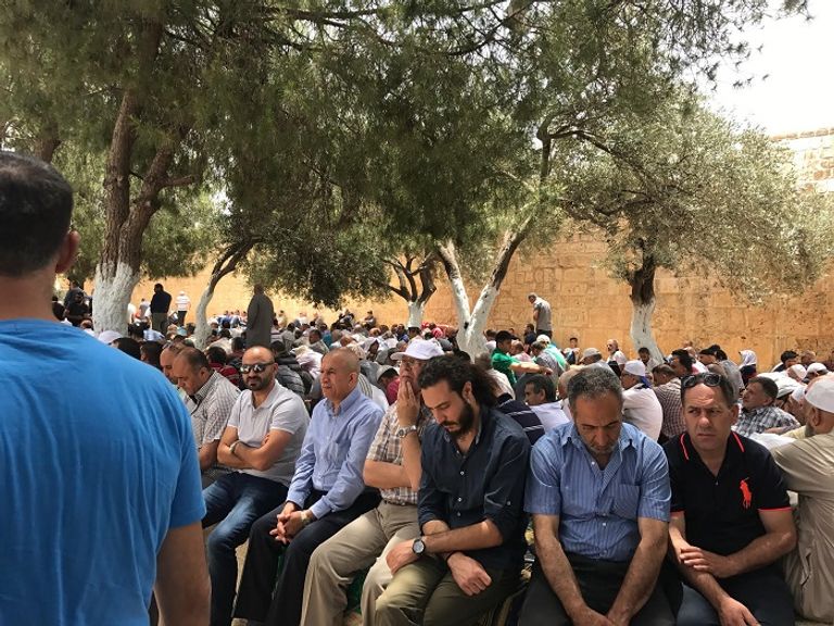 الآلاف يزحفون إلى الأقصى لأداء صلاة الجمعة