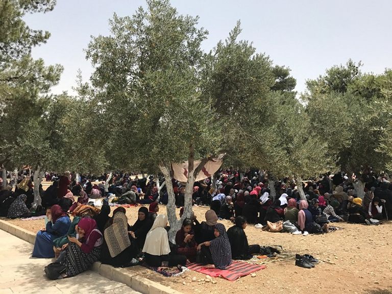 الآلاف يزحفون إلى الأقصى لأداء صلاة الجمعة