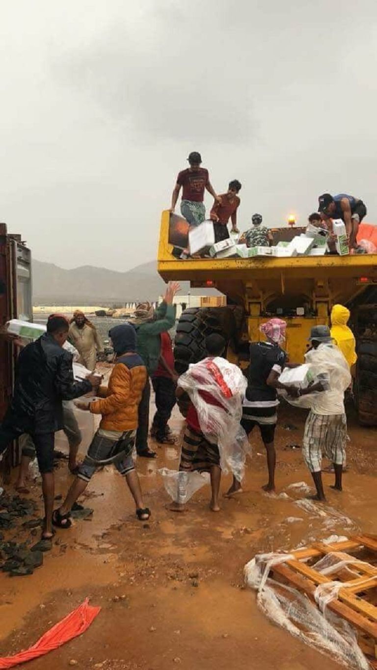 المساعدات المقدمة من الهلال الأحمر الإماراتي لسكان الجزيرة آثار إعصار مكونو في سقطرى