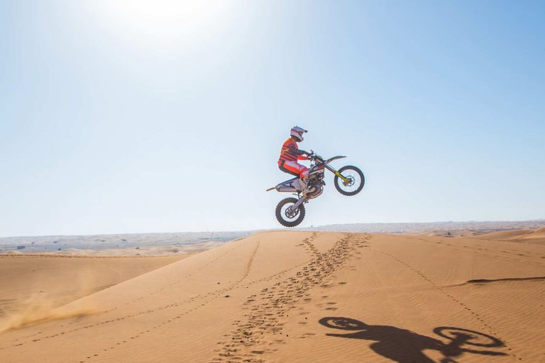 رياضة القفز الحر بالمظلات بالجميرة