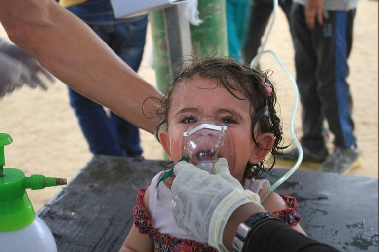 مسعف فلسطيني يعالج زميله الذي أصابته قوات الاحتلال الإسرائيلي