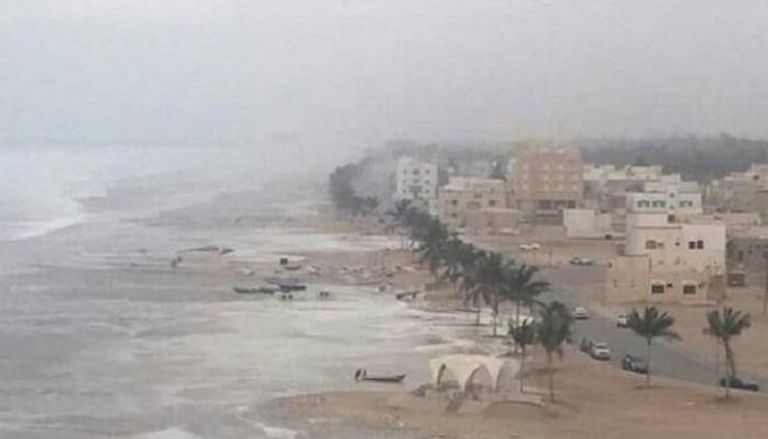 إعصار مكونو يضرب جزيرة سقطرى اليمنية