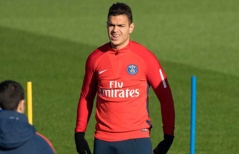 حاتم بن عرفة لاعب وسط باريس سان جيرمان ياسين براهيمي وسفيان فيغولي