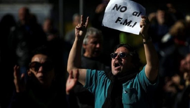 محتج يرفع لافته "لا " ضد النقد الدولي