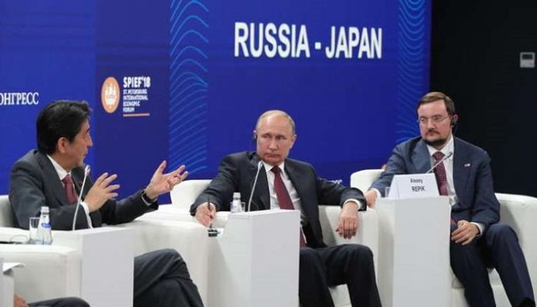 بوتين مع رئيس وزارء اليابان 