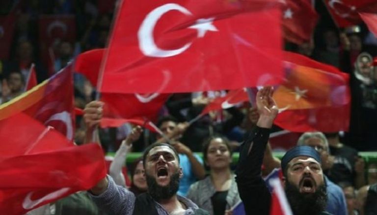 أنصار الرئيس التركي خلال مؤتمر انتخابي