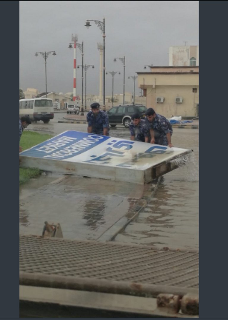 الشرطة اليمنية تزيل آثار الدمار التي خلفها إعصار مكونو