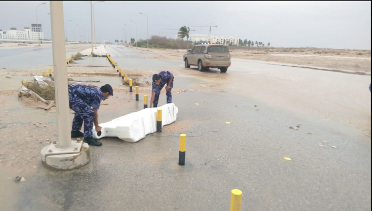 الشرطة اليمنية تزيل آثار الدمار التي خلفها إعصار مكونو