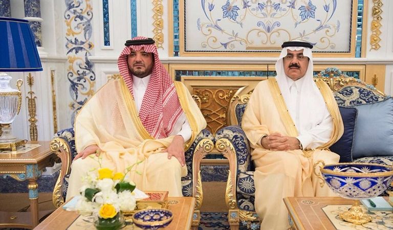 الأمير عبدالعزيز بن سعود بن نايف بن عبدالعزيز ووزير الدولة عضو مجلس الوزراء الدكتور مساعد بن محمد العيبان خادم الحرمين الشريفين خلال استقبال الدكتور عبداللطيف بن راشد الزياني