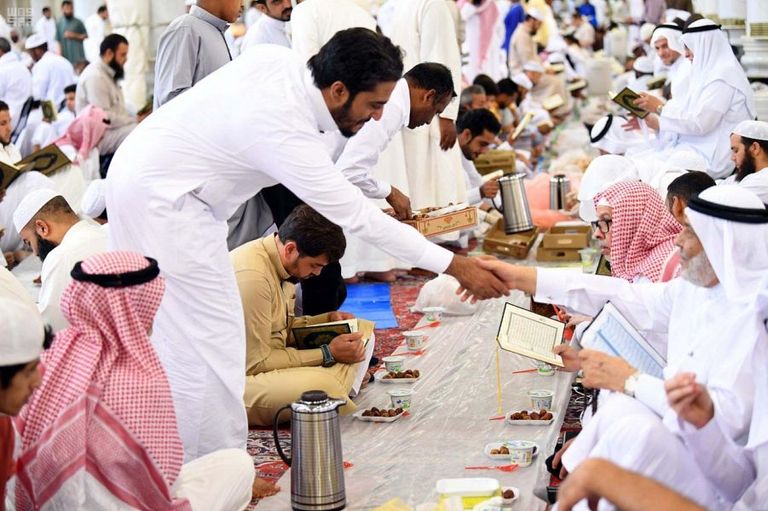 موائد الإفطار في المسجد النبوي 