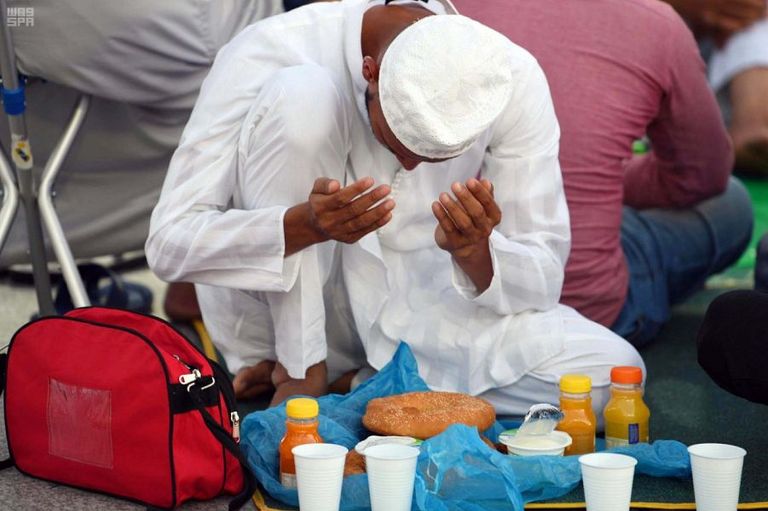 موائد الإفطار في المسجد النبوي 