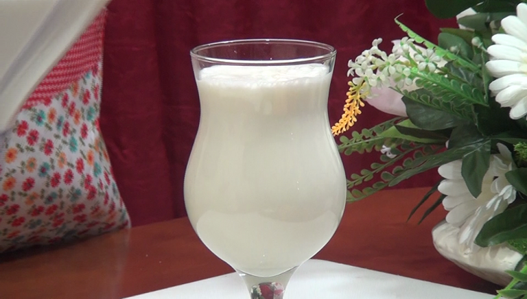 عصير الحليب باللوز عصير الحليب باللوز