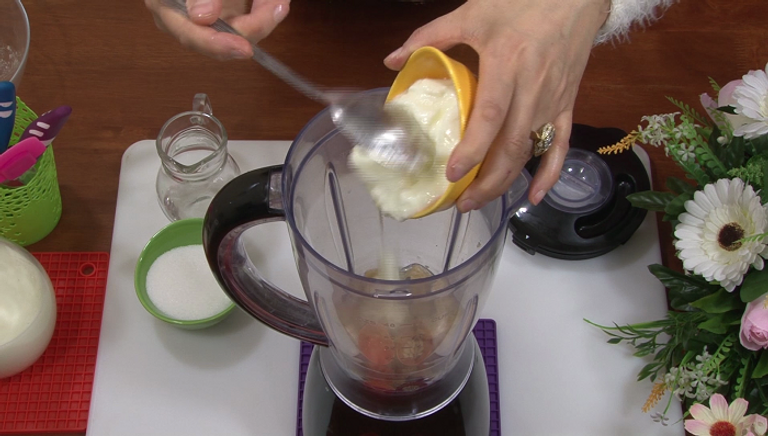 إضافة الزبادي عصير الحليب باللوز