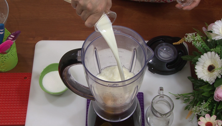 إضافة الحليب عصير الحليب باللوز