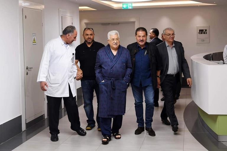 الرئيس الفلسطيني محمود عباس أبومازن داخل المستشفى