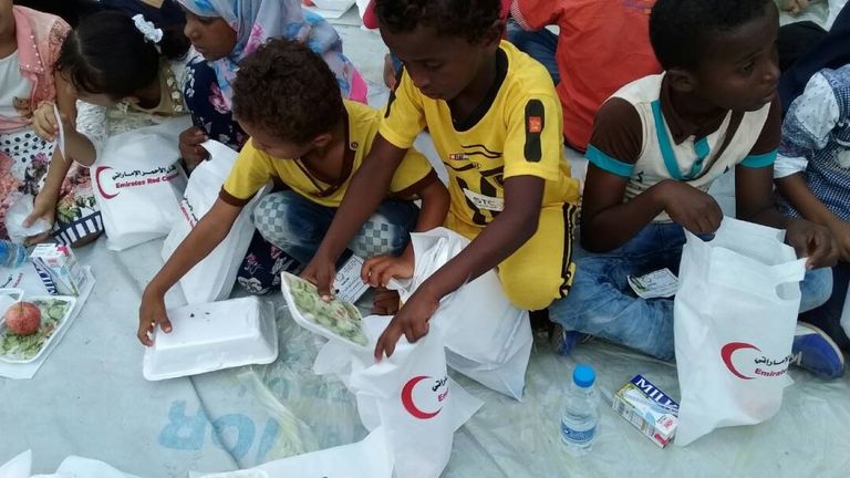 الهلال الأحمر الإماراتي يقيم إفطارا لأمهات وأيتام محافظة لحج