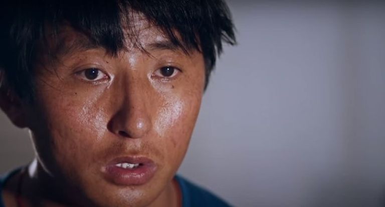 رجل الأعمال تاشي وانجتشوك في منزله في مدينة يوشو التبتية