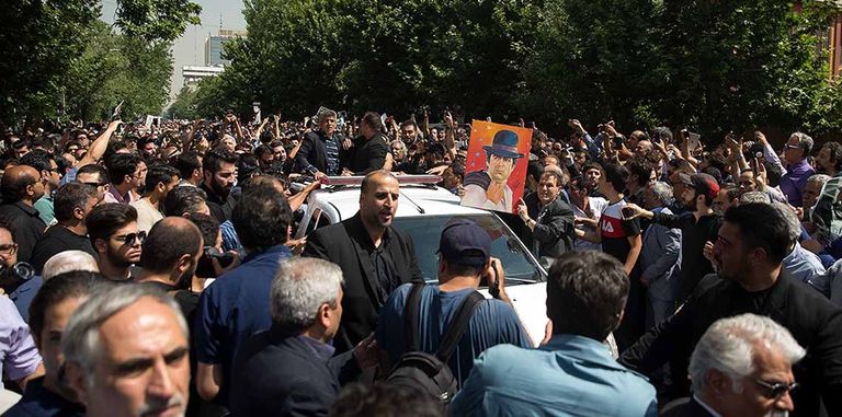 جنازة الفنان الإيراني حضرها الآف المواطنين