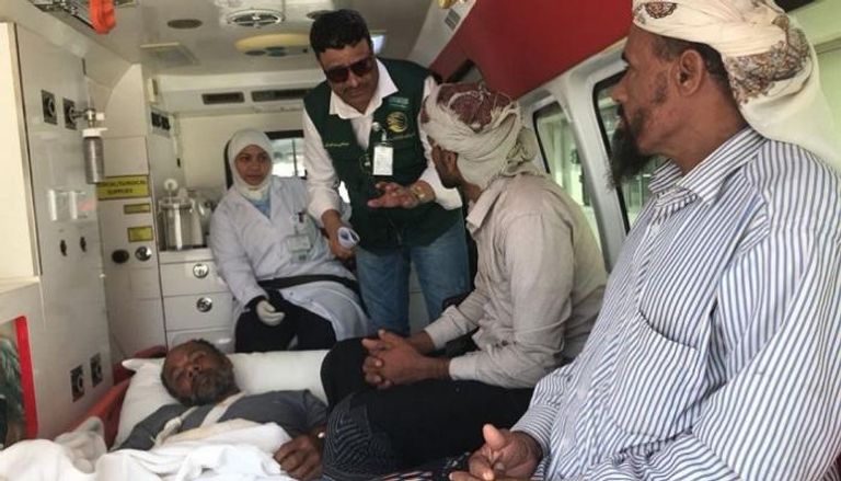 نقل مصاب يمني إلى أحد المستشفيات الوطنية بجدة