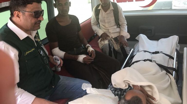 نقل مصاب يمني إلى أحد المستشفيات الوطنية بجدة