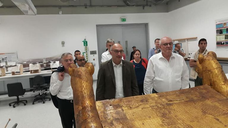 مدير المتحف المصري الكبير أمام القطع والآثار المنتظر عرضها بالمتحف 