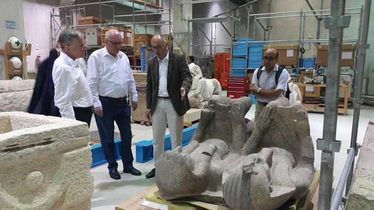 مدير المتحف المصري الكبير أمام القطع والآثار المنتظر عرضها بالمتحف