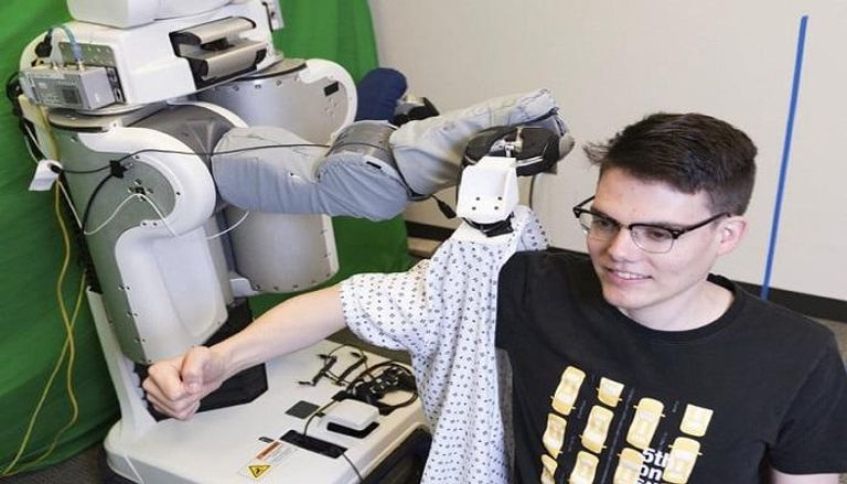 روبوت يساعد الإنسان في ارتداء الملابس