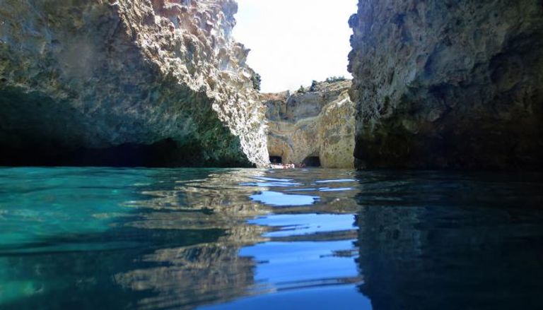 شواطئ صخرية صالحة للسباحة باليونان