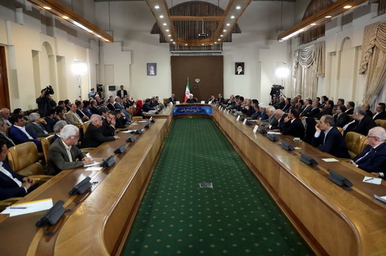 اجتماع روحاني مع رجال أعمال إيرانيين الأزمات الاقتصادية تحاصر الإيرانيين بسبب مليشيات الملالي