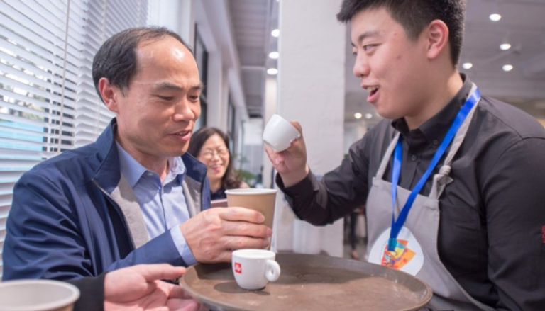 مقهى صيني لمساعدة المصابين بالتوحد على الاندماج مع المجتمع