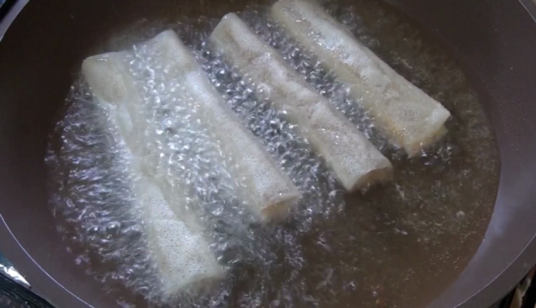 قلي السيجار في المقلاة حلوى السِّيجار التقليدية الجزائرية