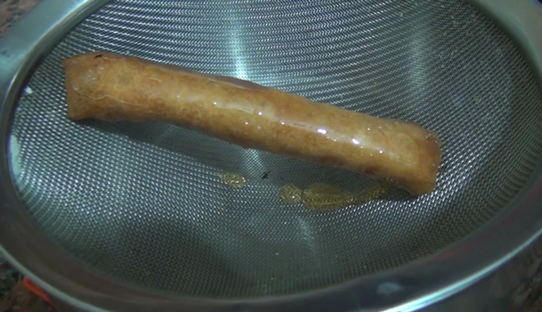 تقطير السيجار في مصفاة حلوى السِّيجار التقليدية الجزائرية