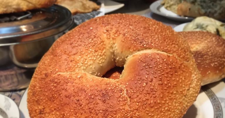 "الشريك الحجري" زينة سفرة الإفطار بالمدينة المنورة