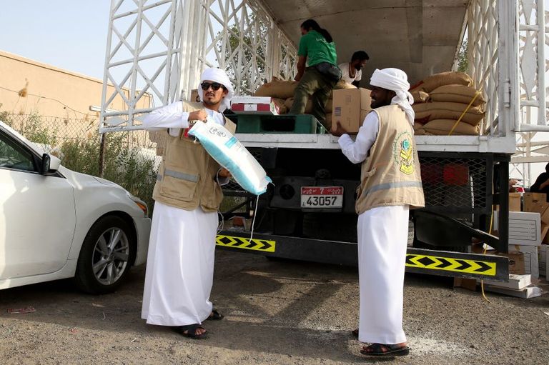 توزيع مساعدات غذائية في منطقة بني ياس 