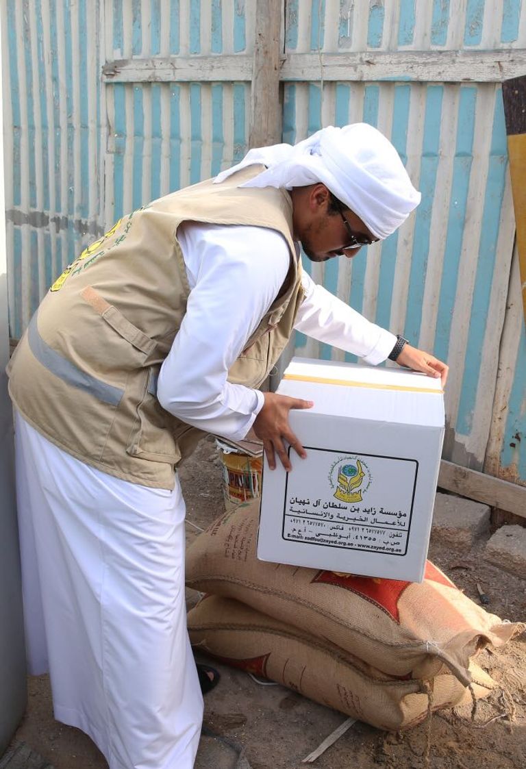 توزيع مساعدات غذائية في منطقة بني ياس 