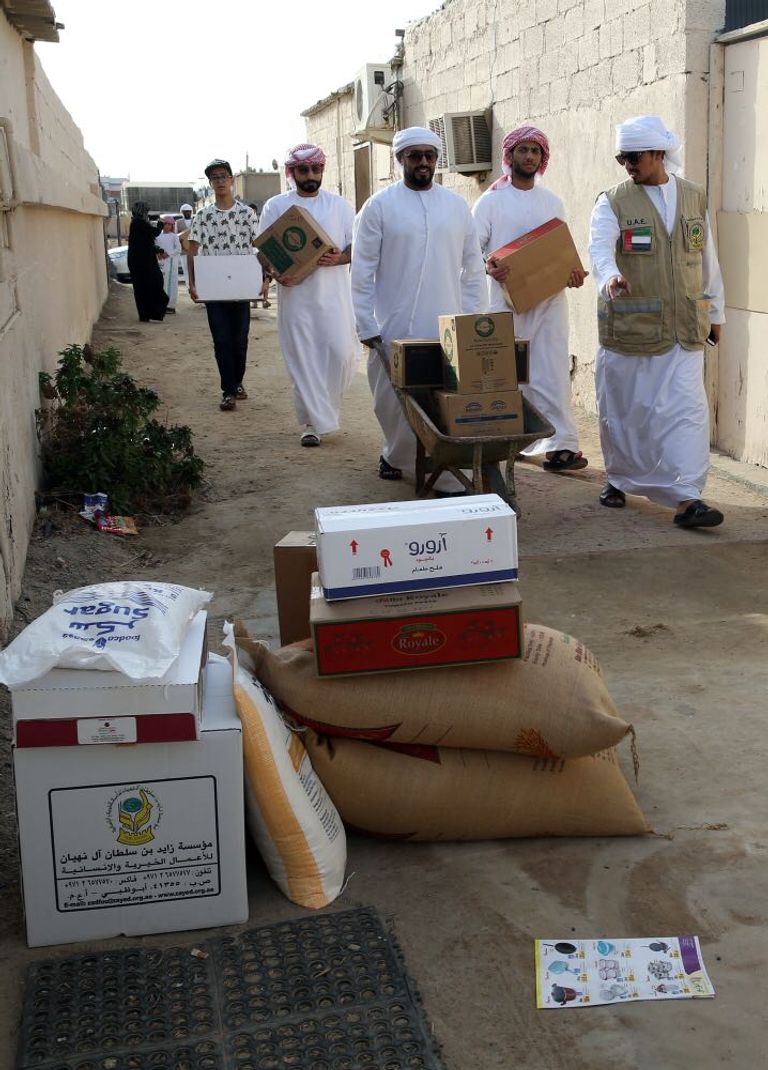 توزيع مساعدات غذائية في منطقة بني ياس 