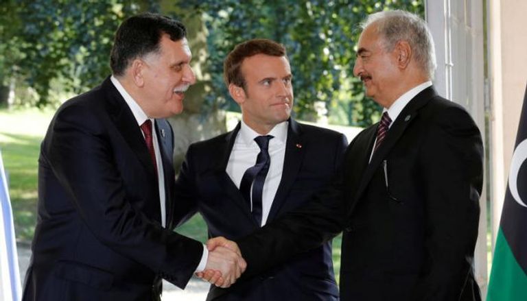الرئيس الفرنسي إيمانويل ماكرون خلال لقاء سابق مع خليفة حفتر وفايز السراج