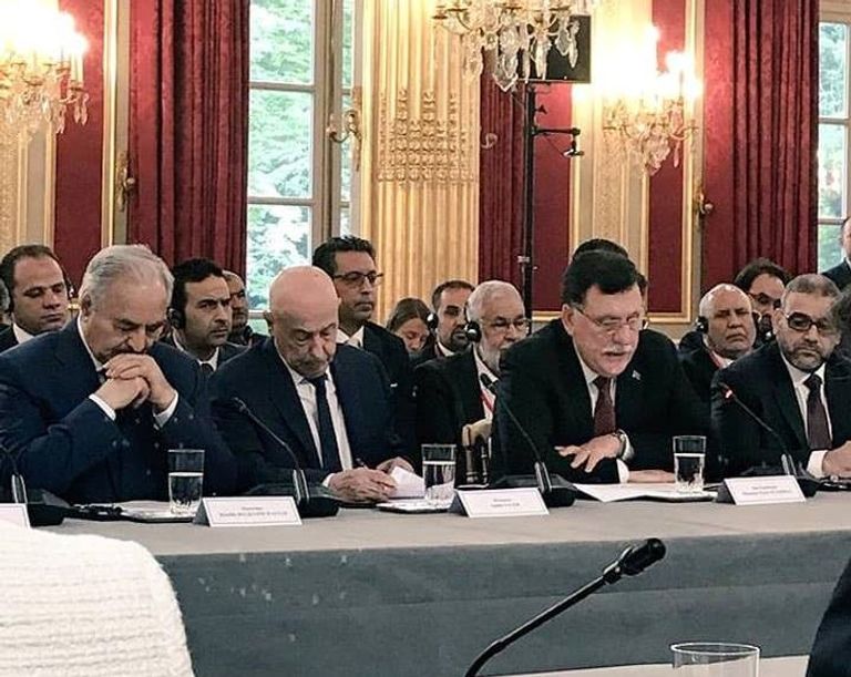 فايز السراج وعقيلة صالح والمشير خليفة حفتر خلال مؤتمر باريس جانب من مؤتمر باريس المعني بالأزمة الليبية