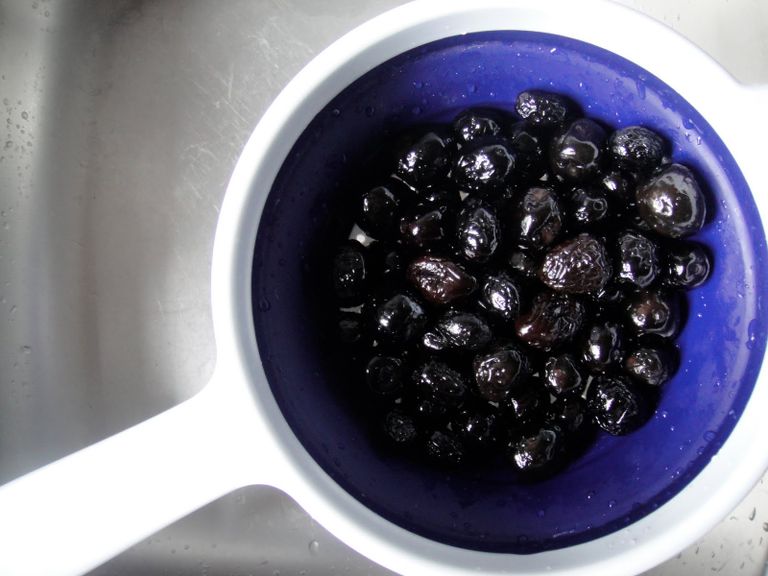 طريقة عمل الزيتون الأسود طريقة عمل الزيتون الأسود