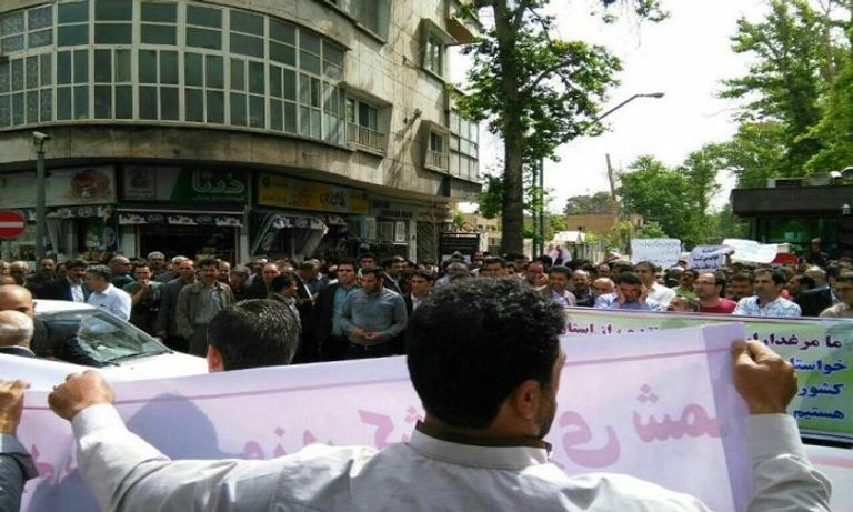 المحتجون هاجموا حكومة روحاني