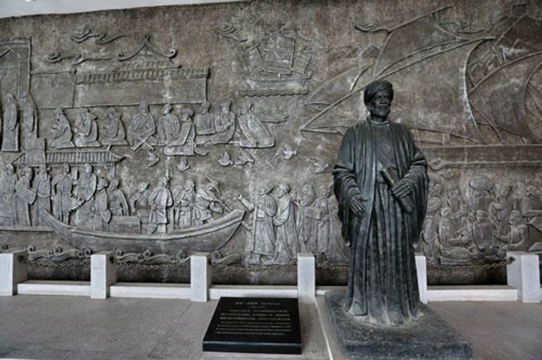 تمثال ابن بطوطة جمال بن حويرب يتحدث في ندوة رمضان في كتب الرحالة