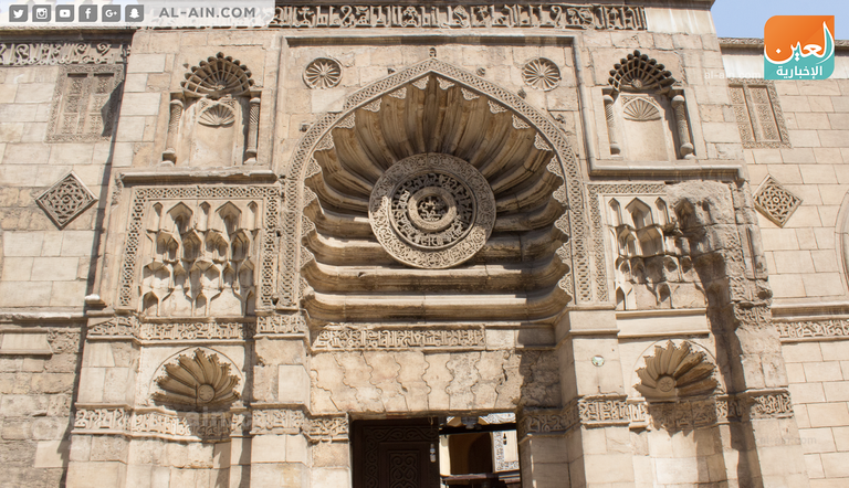 كتابات بالخط الكوفي تزين واجهة مسجد الأقمر واجهة مسجد الأقمر بالقاهرة الفاطمية